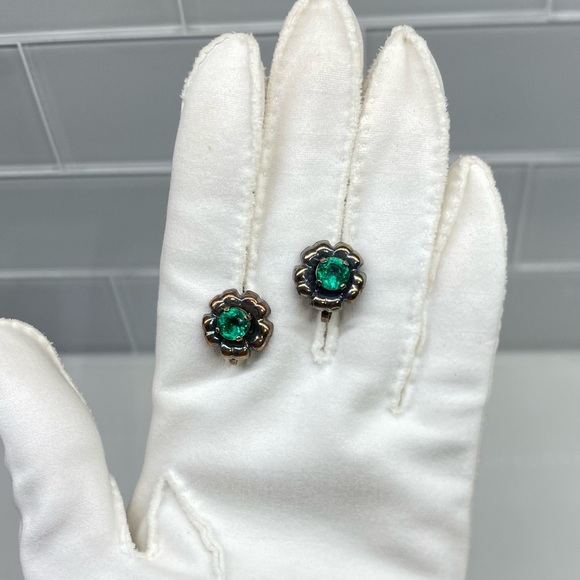 Vtg Silver Flower Screwback Earrings w Diamond Cut Green Jewel Sterling Repousse - Picture 1 of 8